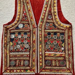 Hand embroidered 100% cotton cropped vest with multicolored front